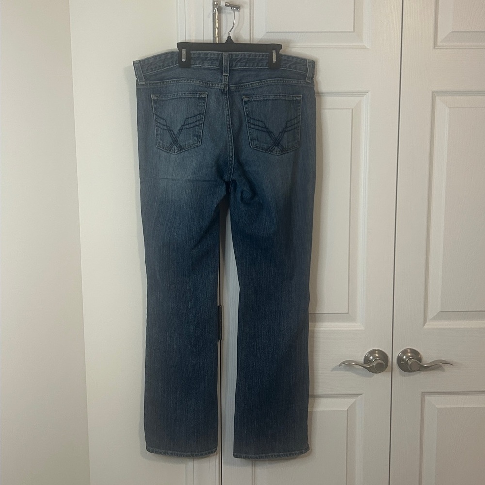 GAP Women's Classic Straight Leg Blue Jeans - Picture 3 of 4